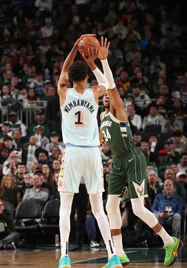 国王三巨头联手，复出首战轰40分得分突破，引发争议冲击季后赛！的简单介绍